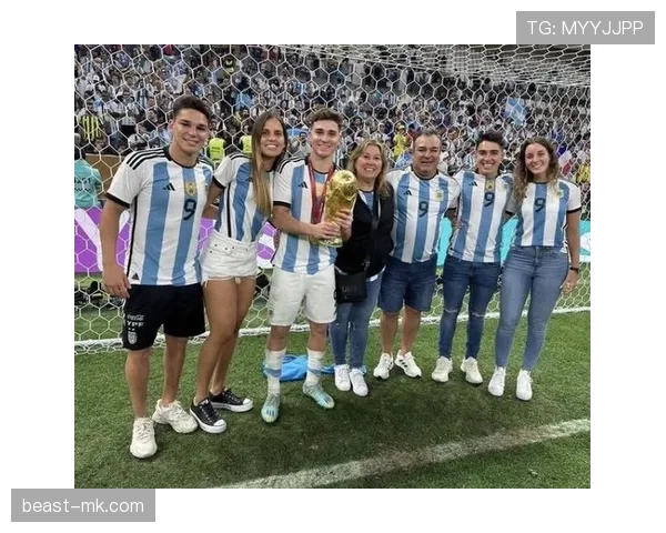 世界杯大力神杯闪耀荣耀时刻，新一届冠军诞生！