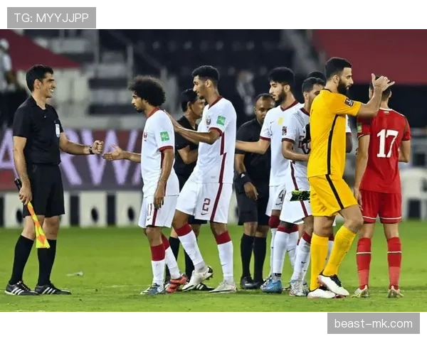 亚洲杯卡塔尔赛场争议频发，判罚引发球迷与媒体热议